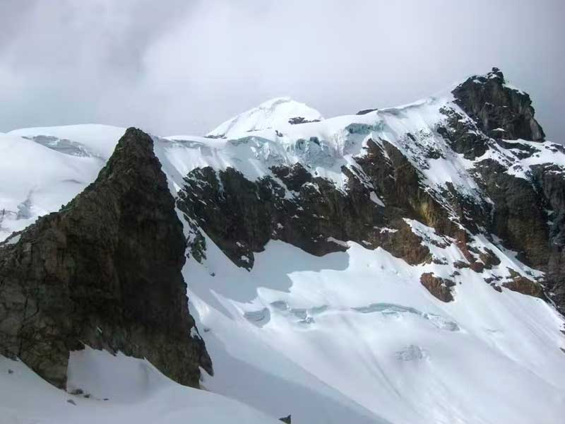 Climbing Nevado Maparaju